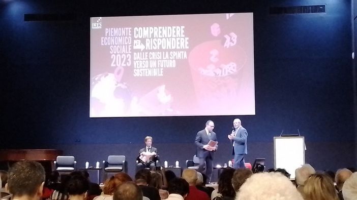 L'economia migliora, ma la gente no: 7 piemontesi su 10 diffidano del prossimo. Ci si rifugia in famiglia, ma i ragazzi soffrono L'economia migliora, ma la gente no: 7 piemontesi su 10 diffidano del prossimo. Ci si rifugia in famiglia, ma i ragazzi soffrono