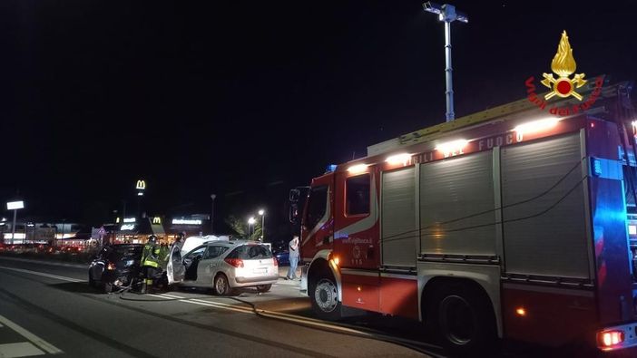 Tamponamento tra 2 auto, coinvolte 6 persone trasportate all'ospedale con ferite lievi