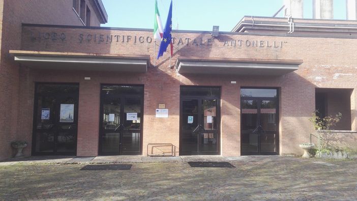 Sospesa fino alla fine dell’anno scolastico la prof no mask dell’Antonelli