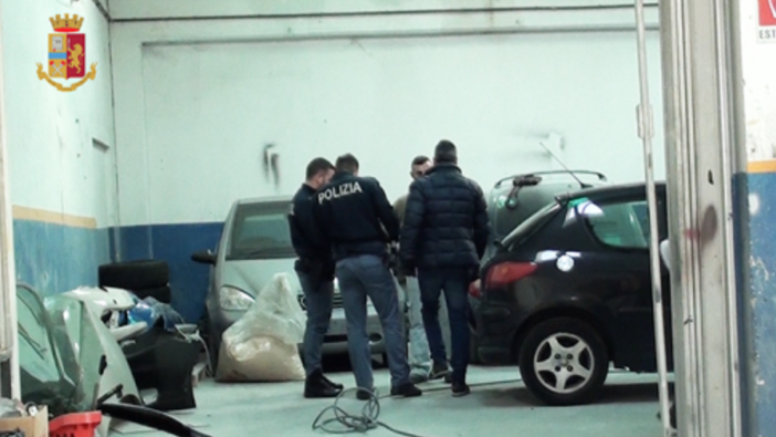 Simulavano incidenti per frodare le assicurazioni, la Polizia scopre la truffa di una carrozzeria di Trecate