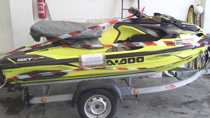In acquascooter ubriaco va a sbattere contro una barca ormeggiata: mezzo sequestrato e sanzioni per quasi 8mila euro