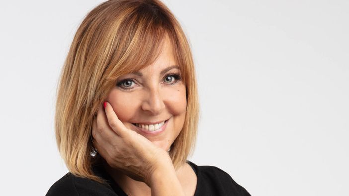 Venerdì sera Debora Villa al Coccia con Gli uomini vengono da Marte, le donne da Venere