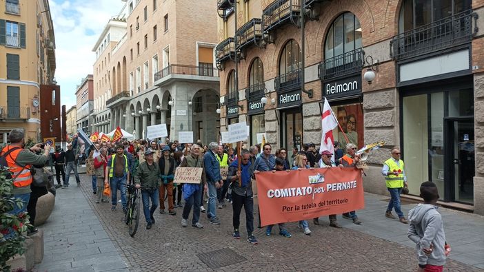 Quasi 500 persone al corteo contro il maxicentro logistico di Pernate. FOTO e VIDEO