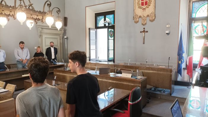 Consiglio Comunale di Novara: l'opposizione non parteciapa al minuto di silenzio per Silvio Berlusconi