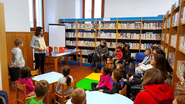 Un successo la lettura animata per i bambini di Borgo Ticino Un successo la lettura animata per i bambini di Borgo Ticino