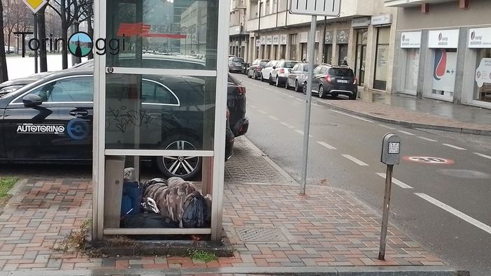 Dal Nord Ovest. Nuovi poveri, a Torino sempre più anziani e persone sole mangiano in mensa: "Nelle Feste arrivano le famiglie" Dal Nord Ovest. Nuovi poveri, a Torino sempre più anziani e persone sole mangiano in mensa: "Nelle Feste arrivano le famiglie"