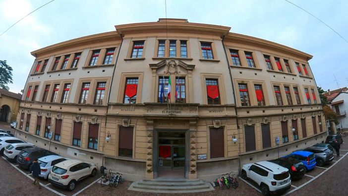 La scuola di Trecate trasformata in un calendario dell’avvento