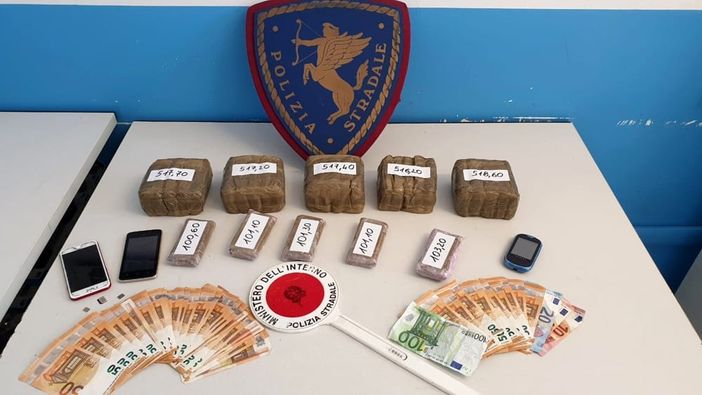 Viaggiavano tra Galliate e Novara con 3 kg di fumo, arrestati dalla Stradale