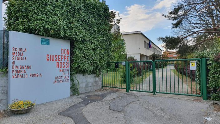 Restaurato pannello intitolativo della  scuola secondaria di primo grado "Don G. Rossi" di Varallo Pombia Restaurato pannello intitolativo della  scuola secondaria di primo grado "Don G. Rossi" di Varallo Pombia