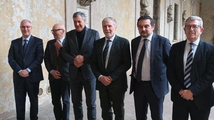 da destra Gianfranco Zulian direttore generale dell’ospedale, il sindaco Alessandro Canelli, il rettore Gian Carlo Avanzi, l’assessore Luigi Icardi, il direttore generale della sanità regionale Mario Minola, il responsabile del protocollo legalità Maurilio Liore da destra Gianfranco Zulian direttore generale dell’ospedale, il sindaco Alessandro Canelli, il rettore Gian Carlo Avanzi, l’assessore Luigi Icardi, il direttore generale della sanità regionale Mario Minola, il responsabile del protocollo legalità Maurilio Liore