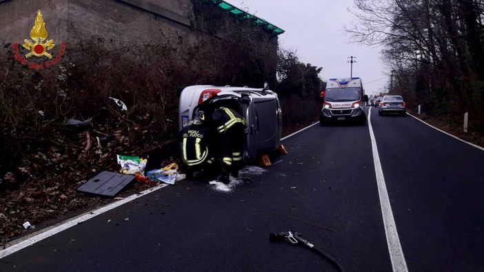 Arona: auto si ribalta e trancia un tubo del metano Arona: auto si ribalta e trancia un tubo del metano
