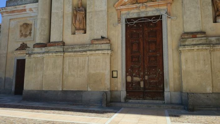 Sarà restaurato il portone della chiesa di Casalvolone