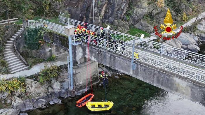 Una immagine dell'esercitazione dei Vigili del fuoco Una immagine dell'esercitazione dei Vigili del fuoco