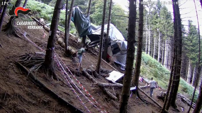 Violano l’area sottoposta a sequestro sul Mottarone: denunciati due giovani Violano l’area sottoposta a sequestro sul Mottarone: denunciati due giovani