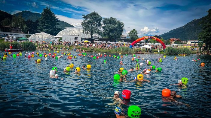 Più di duecento i partecipanti alla traversata di nuoto 'Antica Via del Legname'
