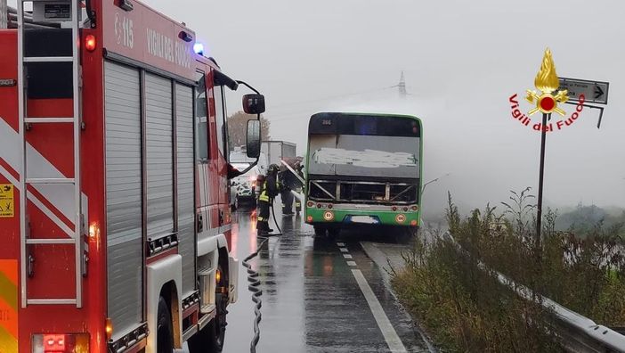 Brucia un bus tra Novara e Trecate, intervengono i Vigili del Fuoco Brucia un bus tra Novara e Trecate, intervengono i Vigili del Fuoco