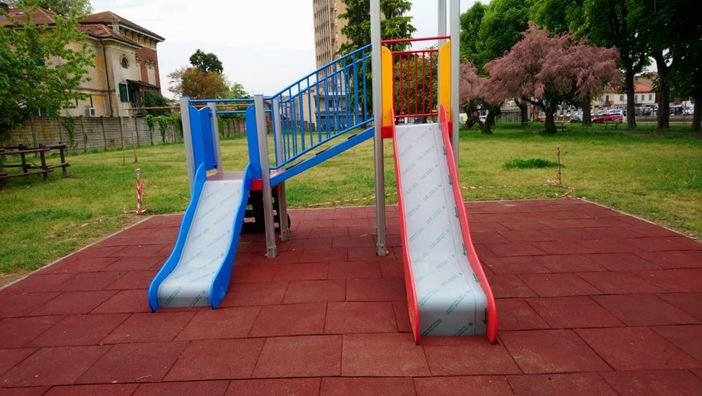 Continua la manutenzione dei giochi nei parchi di Novara Continua la manutenzione dei giochi nei parchi di Novara