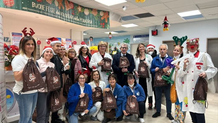 Doni di Natale ai piccoli pazienti della pediatria da un'azienda novarese e dall'amministrazione Doni di Natale ai piccoli pazienti della pediatria da un'azienda novarese e dall'amministrazione