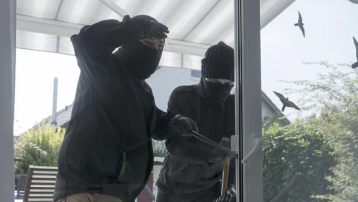 Furto in pieno giorno a Novara: ladri irrompono in un appartamento a Porta Mortara