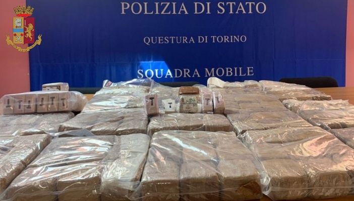 Dal Nord Ovest. Trasporta 84 kg di hashish nel vano del furgone: Squadra Mobile arresta trafficante di droga [VIDEO]