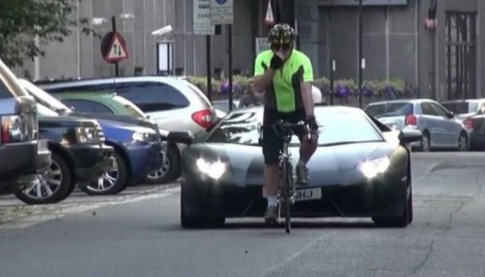 Auto-biciclette: odio e amore. Per il 68% dei cittadini gli indisciplinati sono i ciclisti