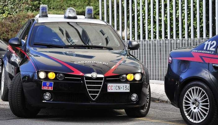 Dal Nord Ovest. Senza patente, a bordo di un'auto sotto sequestro, fugge all'Alt dei Carabinieri Dal Nord Ovest. Senza patente, a bordo di un'auto sotto sequestro, fugge all'Alt dei Carabinieri