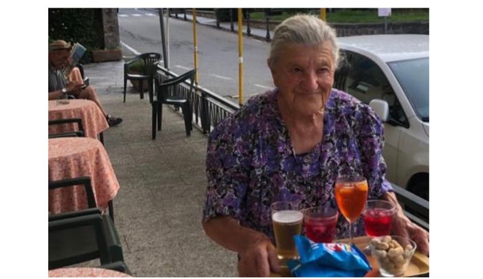 Auguri signora Anna: cent'anni e ancora dietro il bancone Auguri signora Anna: cent'anni e ancora dietro il bancone