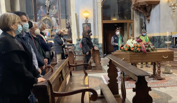 La Valle Vigezzo ha salutato il suo cantore. A Santa Maria il funerale di Benito Mazzi La Valle Vigezzo ha salutato il suo cantore. A Santa Maria il funerale di Benito Mazzi