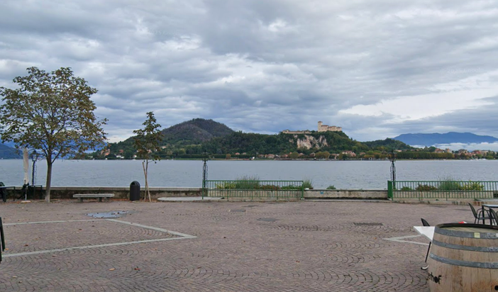 Mercatino della creatività: un'esplosione di talento e colori sul lungolago di Arona