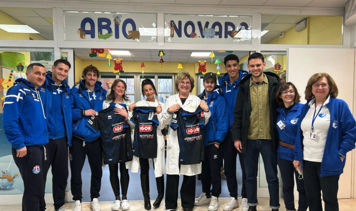 Un sorriso in corsia: gli azzurri del Novara fc in visita ai piccoli pazienti dell'ospedale