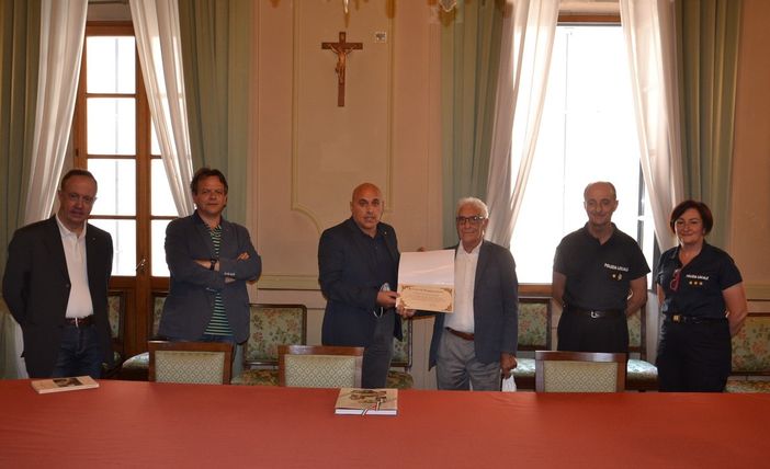 Borgomanero premia Carmelo Rodà, decano dei barbieri