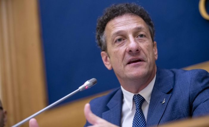 Coronavirus: Arona, il sindaco distribuisce mascherine “fai da te” e il Pd lo attacca