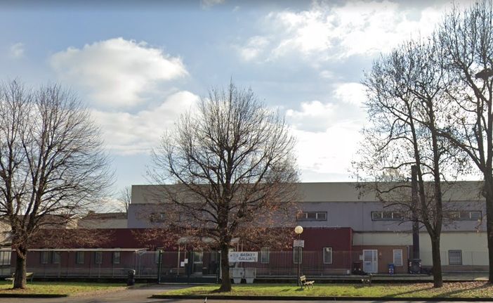 Galliate, lavori alla palestra di via Custoza: proroga di un mese per la consegna