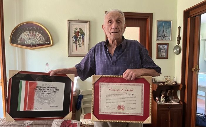 Da ragazzo riuscì a sfuggire ai tedeschi grazie ai contadini e combatté per la libertà dell'Italia: Renzo Crespi è morto a 97 anni Da ragazzo riuscì a sfuggire ai tedeschi grazie ai contadini e combatté per la libertà dell'Italia: Renzo Crespi è morto a 97 anni