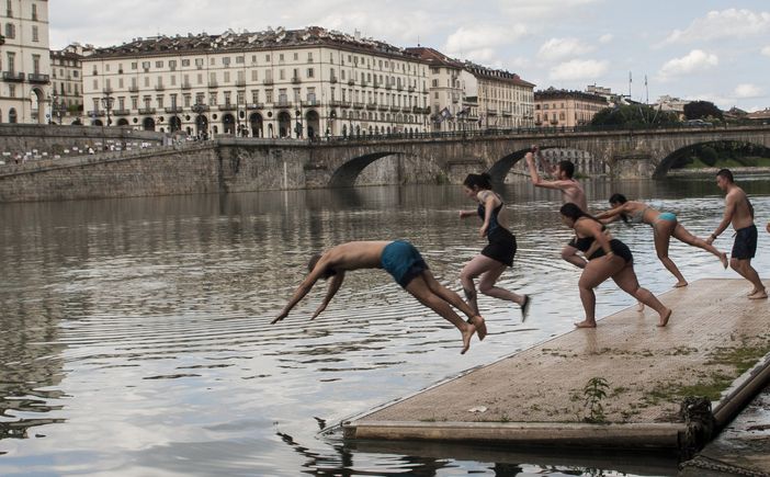 Nutrita partecipazione al tuffo-denuncia organizzato da Legambiente Nutrita partecipazione al tuffo-denuncia organizzato da Legambiente
