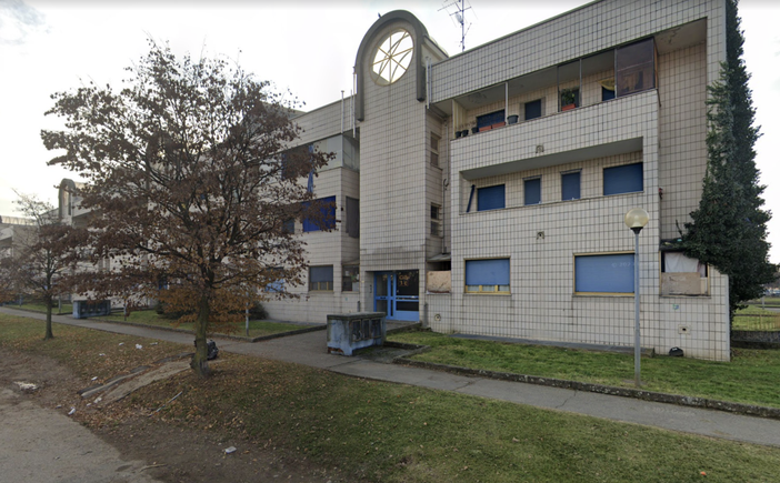 Case popolari da abbattere, ma ci sono ancora 13 famiglie: è polemica