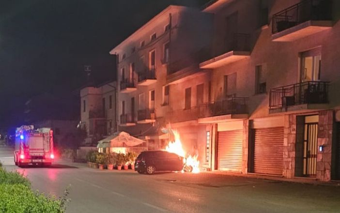 Cronaca nord-ovest. Cossato: Un boato e poi fuoco. Alla Pichetta arrivano i soccorsi FOTO
