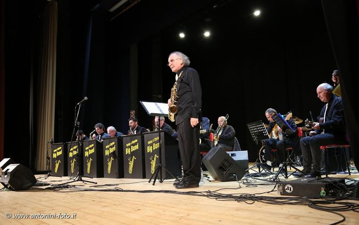 “Swing & rhythm big band in concerto”: grande successo per lo spettacolo di “Sipario aperto per Trecate” “Swing & rhythm big band in concerto”: grande successo per lo spettacolo di “Sipario aperto per Trecate”