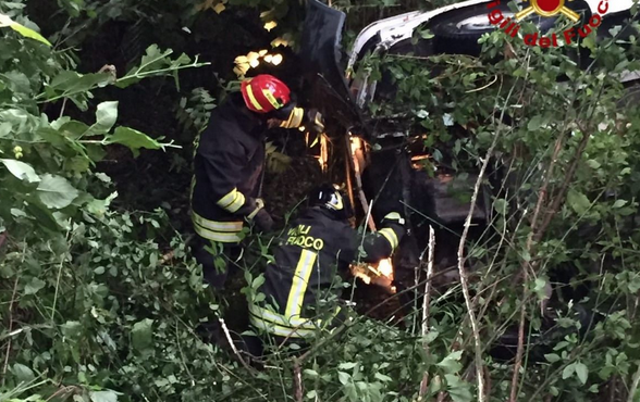 Furgone si ribalta in un fosso: ferito il conducente
