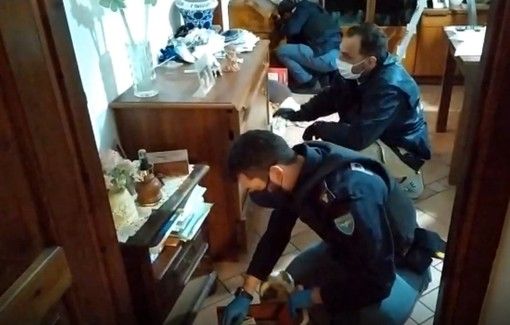 Strike della Squadra Mobile di Asti contro lo spaccio di coca e crack: emesse 42 ordinanze cautelari (13 in carcere) [VIDEO]