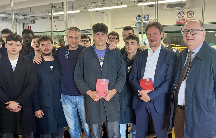 Costituzione ai neo diciottenni: consegna nelle scuole superiori di Borgomanero Costituzione ai neo diciottenni: consegna nelle scuole superiori di Borgomanero