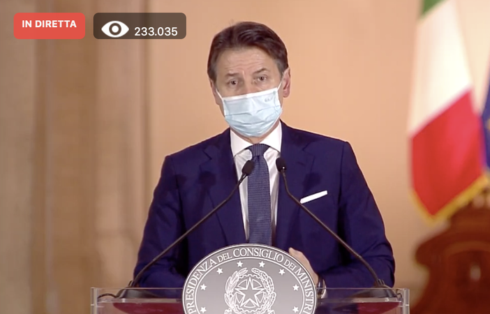Conte presenta le nuove norme di contenimento: "Momento difficile affrontiamolo con fiducia" Conte presenta le nuove norme di contenimento: "Momento difficile affrontiamolo con fiducia"