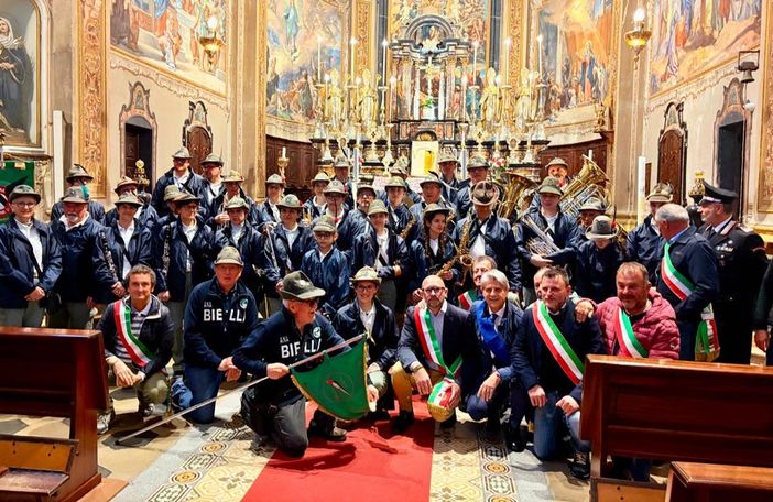 Carpignano Sesia, la Fanfara Ana di Udine incanta il pubblico: il consigliere Palmieri porta i saluti della Provincia