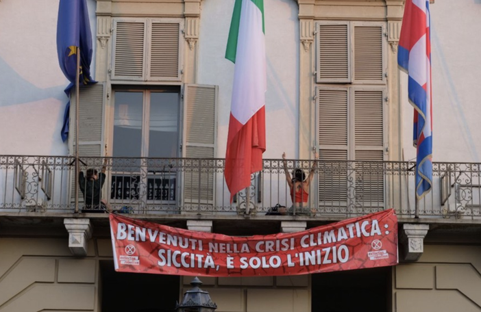 Ambientalisti scalano il palazzo della Regione e si incatenano al balcone: "La siccità è solo l'inizio"