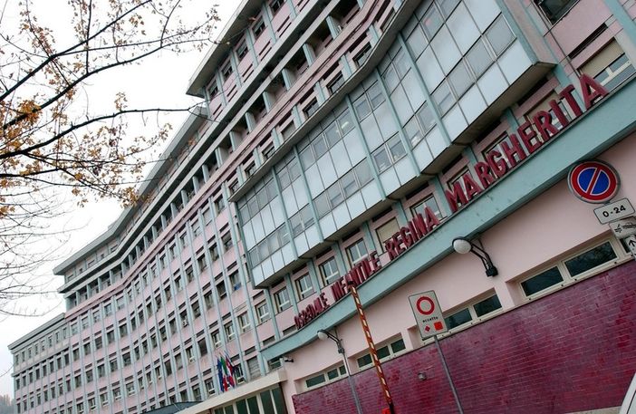 Bimba di 3 anni precipita dal quarto piano, è gravissima al Regina Margherita Bimba di 3 anni precipita dal quarto piano, è gravissima al Regina Margherita