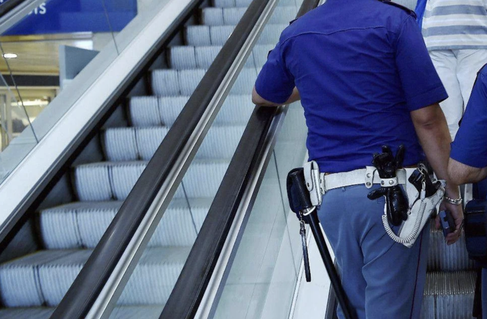 Evaso dal carcere di Novara, arrestato mentre canta e balla davanti alla Stazione Centrale di Milano Evaso dal carcere di Novara, arrestato mentre canta e balla davanti alla Stazione Centrale di Milano