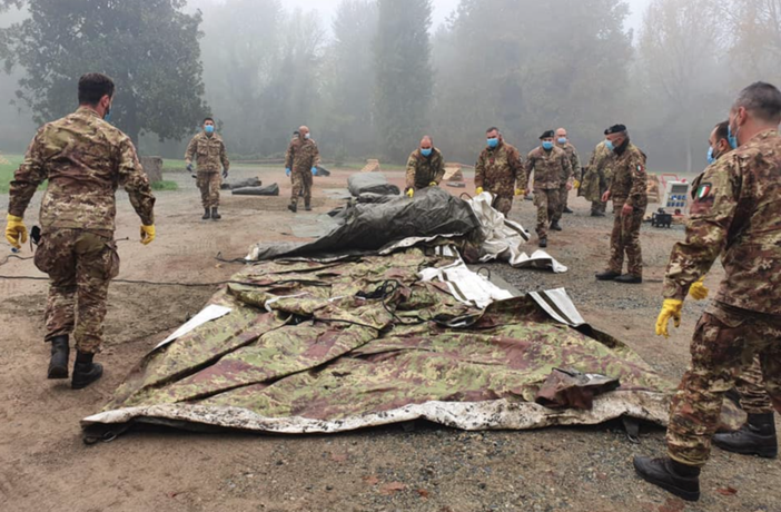 Ospedale Sant'Andrea: montate le tende dell'esercito - foto
