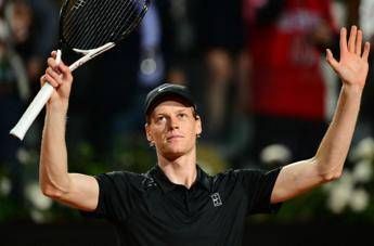 Sinner, ritorno show agli Internazionali: batte Navone ed emoziona il Centrale Sinner, ritorno show agli Internazionali: batte Navone ed emoziona il Centrale