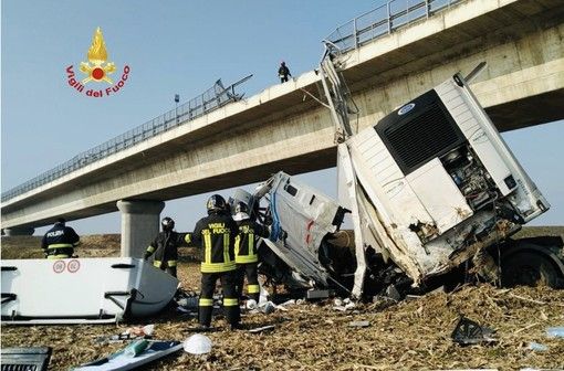 Camion contro auto in tangeziale a Borgo Vercelli, un morto e un ferito grave