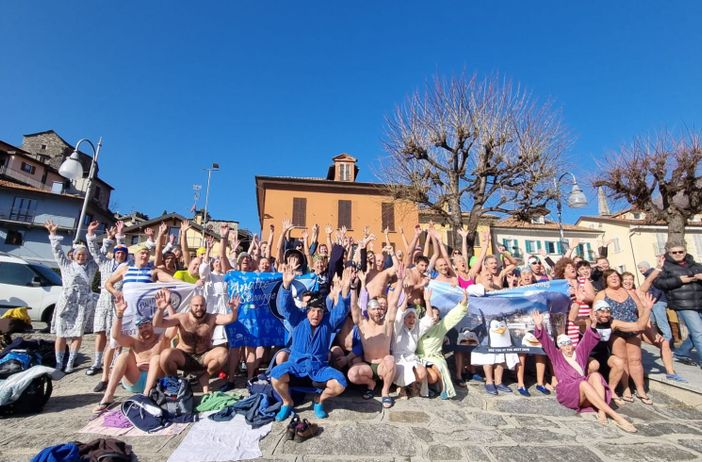 "Cimento 'la merla": torna il tuffo nelle acque gelide del lago d'Orta "Cimento 'la merla": torna il tuffo nelle acque gelide del lago d'Orta